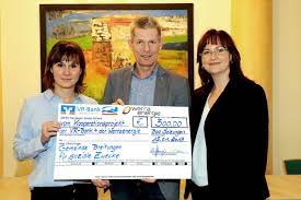 Herr römhild bedankt sich über die spende in höhe von 300,00 € und betont die verlässliche kooperation mit beiden regional verwurzelten unternehmen. Spende Eventbus Breitungen Vr Bank Bad Salzungen Schmalkalden Eg