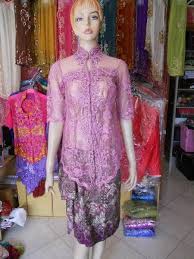Warna pink baby yang sangat soft banyak disukai wanita dilengkapi dengan kain lilit batik. Kebaya Wisuda Pagar Ayu I074 Bahan Broklat Tile Polos Payet Bna Detail Kebaya Pendek Sistem Tempel Bordir Payet Bawahan Model Payet Kebaya Kain