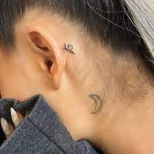 Pin By Mile123 On Ariana Grande Small Tattoos Behind Ear Tattoo Bee Tattoo