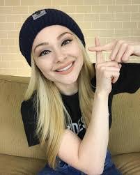 Sara Laird's Instagram, Twitter & Facebook