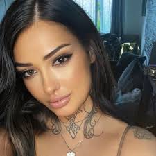 Rio lea Wallace (@RioleaRio)