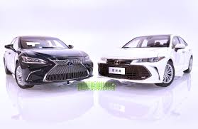 Avalon basically = lexus es300, with some differences in the engine (fuel injection specifically, i think) and suspension. 1 18 2019 Toyota Avalon Pearl White Vs 2020 Lexus Es300h Sapphire Blue Dealer Edition S Comparison By Sums Models Almost Real Dx Sedan Coupe Convertible Diecastxchange Com Diecast Cars Forums