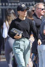 As of march 2021, the estimated net worth of natalie portman is more than $65 million. Natalie Portman Out Shopping In Bondi 04 24 2021 Hawtcelebs