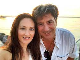 Csaba is alive and kicking and is currently 52 years old. Gyonyoru Szineszno Tihanyi Toth Csaba Felesege A Baratok Kozt Lacija 15 Eve Nos Hazai Sztar Femina