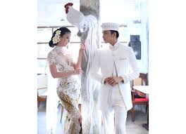 Salah satu diantaranya adalah acara serah terima pengantin, yang dimana pihak keluarga pengantin pria yang diwakilkan, akan menyerahkan pengantin sehingga buat kalian yang ditunjuk sebagai perwakilan untuk keluarga pengantin pria, kalian dapat menjadikan contoh pidato serah terima. Model Baju Akad Nikah Islami Nusagates