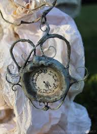 Alice Et La Maison Du Lapin Blanc Sculpture Papier Mache Art Du Papier Alice Au Pays Des Merveilles