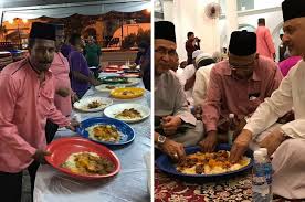 Kurma dihidangkan terlebih dahulu sebagai pemanis mulut. Moreh Nasi Dalam Talam Erat Silaturahim Jemaah Setiap 27 Ramadan News Rojak Daily