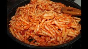 Otras recetas que puedes preparar con macarrones y triunfar de igual manera en las comidas diarias, son las que te voy a dejar a continuación y que. Aprende A Cocinar Los Macarrones Con Tomate Youtube