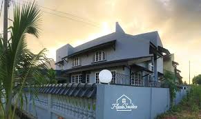 Pemilihan model atap rumah juga akan menentukan fasade sebuah bangunan. Klebang Cozy Bungalow Suites Melaka Booking Com