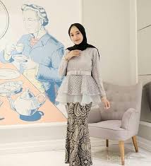 Biasanya kain songket dijadikan rok bawahan untuk pakaian ke pesta. 5 Model Rok Kebaya Agar Tubuh Terlihat Ramping Dan Jenjang