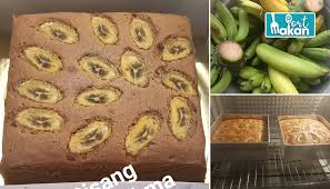 Tambahkan gula (70g), susu, tepung kek, baking powder, ekstrak vanila dan minyak sayuran ke dalam kuning telur dan kacau sehingga sebati. Cara Buat Kek Pisang Gebu Lembut Dan Sedap Mudah Je Guna Sukatan Cawan Port Makan