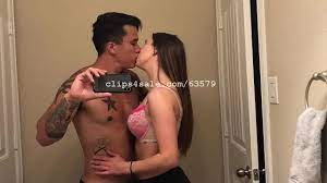 Sexy College Students Kissing - XNXX.COM