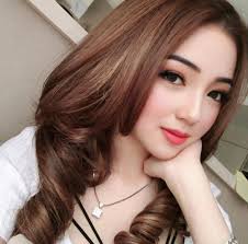 Meet Tomas from Montessori Institute Prague, I'm the one behind our  marketing. This December I'm spending the whole month in India with my  family, so my Christmas season looks a bit different