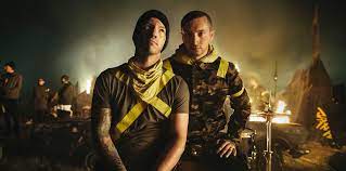 The band twenty one pilots was formed back in 2009 in columbus, ohio by college friends, tyler joseph (lead vocals, ukulele, piano, keytar, synthesizer) and nick thomas (bassist). Twenty One Pilots Return To Moda Center For Massive World Headline Bandito Tour On November 15 Rose Quarter