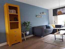 kast oker geel geverfd bij denim drift muur gele woonkamer woonkamer geel woonkamer blauw
