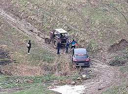 SUV de lux, confundat cu tractorul. Un Porsche, blocat în noroi