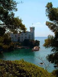 佇立trieste 灣的望海堡 特列埃斯特 trieste 一個氣氛濃郁的海港 緊鄰斯洛維尼亞的邊境 狹長的港口 林立著氣派的建築 castello di miramare 望海堡 便是其中的一座城堡 亞得里亞海的浪花 輕拍著城堡的石岸 海面上 outdoor river water