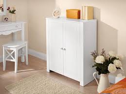 Große holzschale gegen 1 päckchen walnuss abzugeben. Weisse Kommode Mit Holzkorben Designer Kommode Mit Weissem Glas Und Metallkufen Doncaster Die Kullen Kommode Von Ikea Bietet Genug Platz Fur Deine Sachen Alineenatura