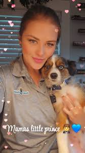 While investigating the fence, Elvis suddenly has an epiphany "Well, I'll  be!" Elvis~