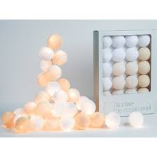 Chambres adultes, chambres enfants, lits les tons plus sombres dans une idée chambre de garçon, associé à un fauteuil en cuir devant un petit bureau. Guirlandes Lumineuses Pour Chambre Bebe Berceau Magique