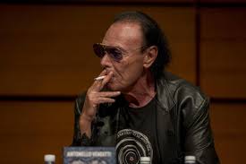 Listen to albums and songs from antonello venditti. Antonello Venditti Accende Una Sigaretta Sul Palco Del Salone Del Libro Nanopress