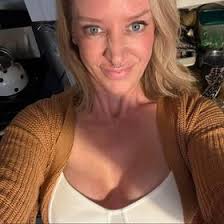 Lindsey Messer's Instagram, Twitter & Facebook