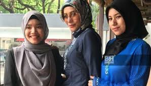 Wan izma ariff bin abd aziz (lahir 12 april 1989) atau (nama pentasnya), ariff aziz adalah bekas finalis pencarian lelaki maskulin 2013 dan 2014. A Aida Bercerai Kali Keempat