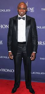 Tom brady height 6 feet 4 inches or 193 cm and weight 102 kg or 225 pounds. Wayne Brady Height