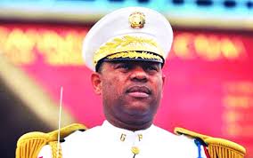 Varían a arresto domiciliario y uso de grilletes coerción al general Reyes  Batista imputado en caso Coral