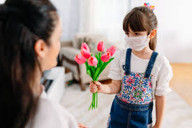O segundo domingo de maio, nesse ano dia 10 de maio, é dia de celebrar tooodas as mães! Dia Das Maes Na Quarentena Faca O Que Voce Pode Revista Crescer Cinthia Dalpino Mae At Work