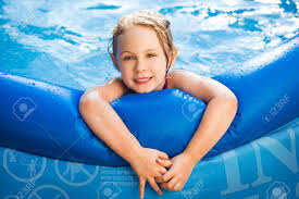 Portrait De Petite Fille Mignonne Dans La Grande Piscine Gonflable Bleu Exterieur Banque D Images Et Photos Libres De Droits Image 62180156