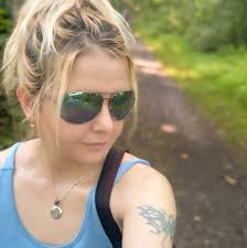 While Francis may be confident in his styling skills,✂️ Gigi's isn't  feeling so certain. What new hairstyles would you like to see in the game,  dear directors?😍 Toss your ideas into our