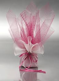 Las bolsas de regalo son más fáciles de usar, su presentación es más ordenada y son fáciles de llevar. Tul Para Envolver Y Decorar Tus Regalos Dale Detalles Regalos Para Bodas De Oro Bolsas De Regalo Decoradas Empaques De Regalos