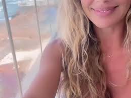 Sara Carbonero conquista la redes con su baile frente al mar de el nudo  que se va