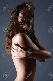 女性の背中。巻き毛髪の裸の女の子。ヌード美しい若い女性は、髪型をカールの写真素材・画像素材 Image 130478589