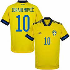 Hij plaatst een foto van zichzelf in oranje tenue en schrijft erbij: Zweden Shirt Thuis 2020 2021 Ibrahimovic 10