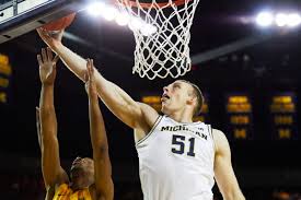 Michigan Basketball S Austin Davis On The Big Difference From Juwan Howard To John Beilein In 2020 Austin Davis John Beilein Michigan Sports
