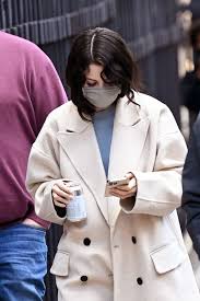The largest selena gomez picture gallery online. Selena Gomez On The Set Of Only Murders In The Building In New York 01 17 2021 Hawtcelebs