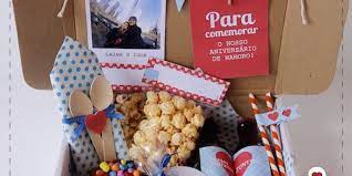 Existem diversas formas de vale ingressos de cinema, shows, passagens de avião, embalagens de doces, enfim. Festa Na Caixa Romantica 12 Ideias Para Montar O Presente