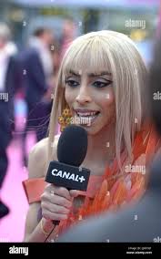 Showbiz young hi-res stock photography and images