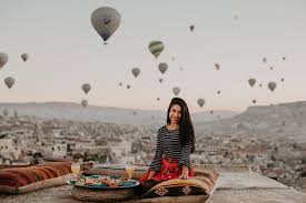 É conhecida por sua singular paisagem lunar, suas cidades subterrâneas que serviram de abrigo aos antigos cristãos, bem como suas casas e igrejas escavadas nas rochas. Capadocia Guia Completo Do Que Fazer Na Anatolia Central Turquia