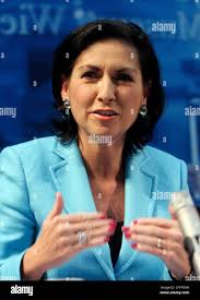 TV-Moderatorin Danielle Spera spricht am Montag, 30. Nov. 2009 bei einer  Pressekonferenz in Wien, wo sie als neue kuenstlerische Leiterin fuer das  Juedische Museum den Medien praesentiert wird. Spera soll mit 1.