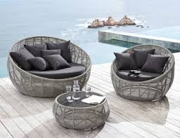 Letto tondo costituito da testiera cornice in legno curva, ricoperta in foglia argento. Tavolino Da Giardino Rotondo In Resina Intrecciata E Vetro Grigio Tamarin Maisons Du Monde