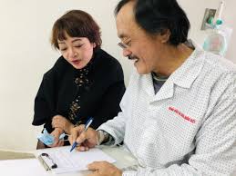 Nghệ sĩ giang còi tên thật là lê hồng giang anh là một trong những nghệ sĩ hài của miền bắc giang còi là một người kiên nhẫn anh luôn vui vẻ với cuộc sống hiện tại mà mình đang có anh. Nghá»‡ SÄ© Giang Coi Xac Nháº­n Ung ThÆ° Vom Há»ng Ä'a Di CÄƒn Benh Vn