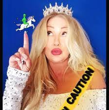 Janis Cherry's Instagram, Twitter & Facebook