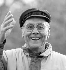 IN MEMORIAM ANNE ZUIDEMA 1928-2019 “Is die man mei it skipperspetsje der  net?” deze vraag hoorden we de laatste tijd steeds vaker op de sportvelden  waar ons vlaggenschip moest acteren. Wij wisten