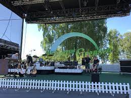 Canta con nosotros en skansen) es un programa de conciertos de verano en skansen en estocolmo, suecia.hoy el evento es un programa de televisión que es retransmitido por sveriges television (svt) los martes de verano entre las 20:00 y 21:00 y ha sido retransmitido por sveriges television casi cada verano desde el 3 de agosto de 1979 (cada verano desde 1990). Allsang Pa Grensen Wikipedia