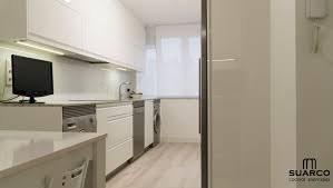 Uno de los materiales más utilizados en cocinas y baños para revestir las paredes son los azulejos. Cocinas Blancas En Paralelo Bienvenidos A Mi Cocina Cocinas Suarco