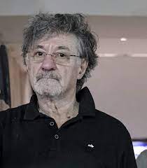 Director al teatrului național bucurești în ultimii 16 ani, ion caramitru a . 32q 836vk5wnmm