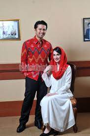 It certainly doesn't hurt that he's married to the popular actress arumi bachsin, who frequently lends her star power to his campaigning. Emil Dardak Beberkan Gaya Hidup Arumi Bachsin Setelah Menjadi Istri Bupati Tabloidbintang Com